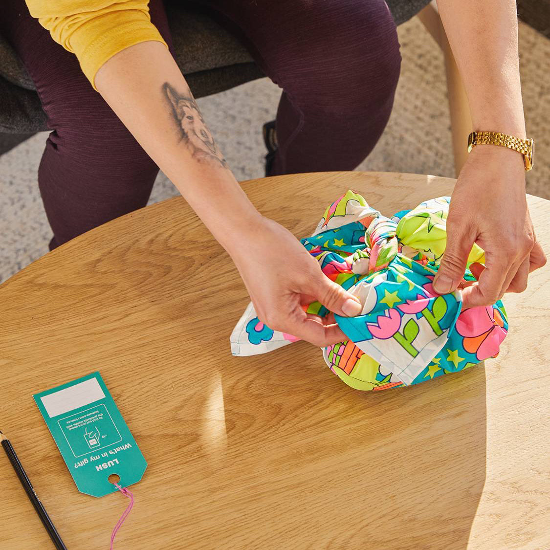 The woman adjusts the knot of Lush&